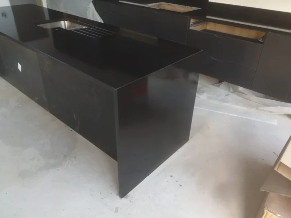 vUnistone Black Crystal Composiet Keukenbladen