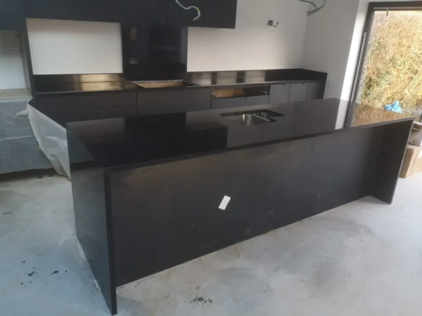 Unistone Black Crystal Composiet Keukenbladen